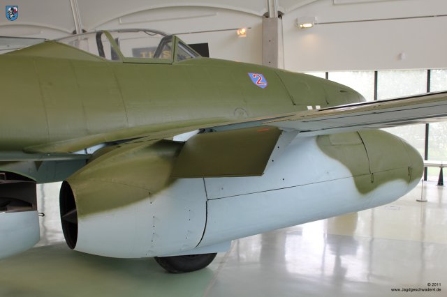 0055_London-Hendon_Messerschmitt_Me_262_A-2a_WNr_112372_aeussere_Landeklappe_vor_Triebwerk_Jumo_004_rechts