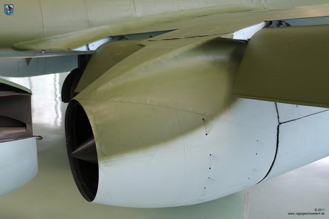 0056_London-Hendon_Messerschmitt_Me_262_A-2a_WNr_112372_Rueckseite_Triebwerk_Landeklappen