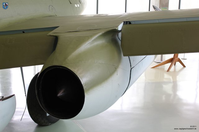 0057_London-Hendon_Messerschmitt_Me_262_A-2a_WNr_112372_Triebwerk_zwischen_aeusserer_und_innerer_Landeklappe