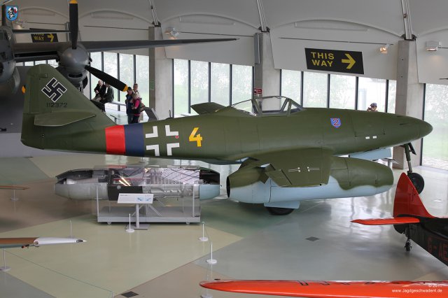 0060_London-Hendon_Messerschmitt_Me_262_A-2a_WNr_112372_Schwalbe_Foto_Ansicht_Profil