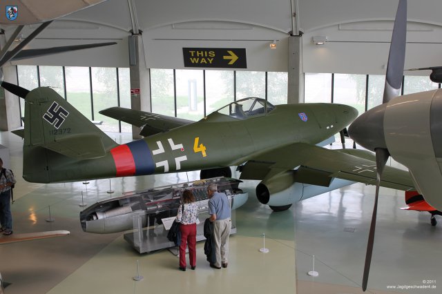 0061_London-Hendon_Messerschmitt_Me_262_A-2a_WNr_112372_Strahljaeger_gelbe_4_vier_JG7_und_Jumo_004_Triebwerk
