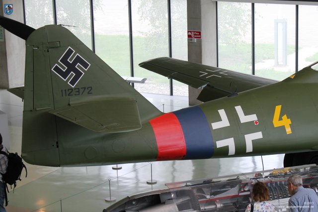 0062_London-Hendon_Messerschmitt_Me_262_A-2a_WNr_112372_Leitwerk_Flossen_Rudern_Hakenkreuz_Werknummer