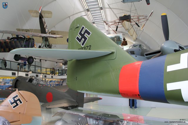 0063_London-Hendon_Messerschmitt_Me_262_A-2a_WNr_112372_Leitwerkstraeger_Seitenflosse_Hoehenflosse_Seitenruder_Hoehenruder_Rumpfband_blau-rot_JG7