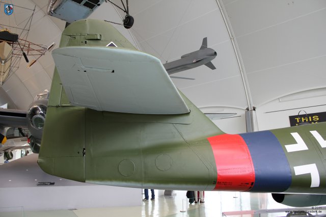 0064_London-Hendon_Messerschmitt_Me_262_A-2a_WNr_112372_Leitwerkstraeger_Seitenflosse_Hoehenflosse_Seitenruder_Hoehenruder_Rumpfband_blau-rot_JG7