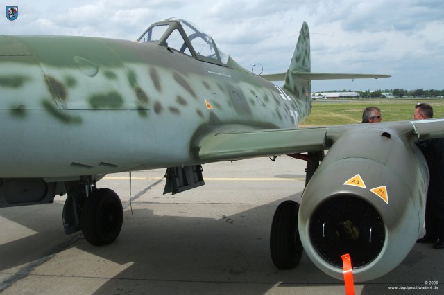 0003_ILA_Berlin_2006_Messerschmitt_Me_262_B-1a_WNr_501244_Fluegeluebergang_Vorfluegel_innen