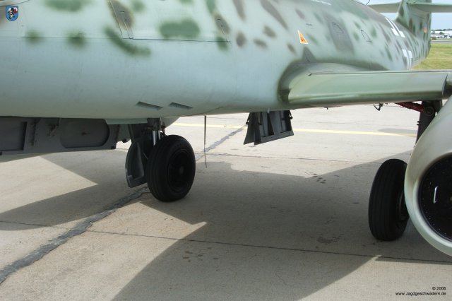 0004_ILA_Berlin_2006_Messerschmitt_Me_262_B-1a_WNr_501244_Huelsenauswurf_Oeffnungen_unter_Haubenteil_Rumpfunterseite