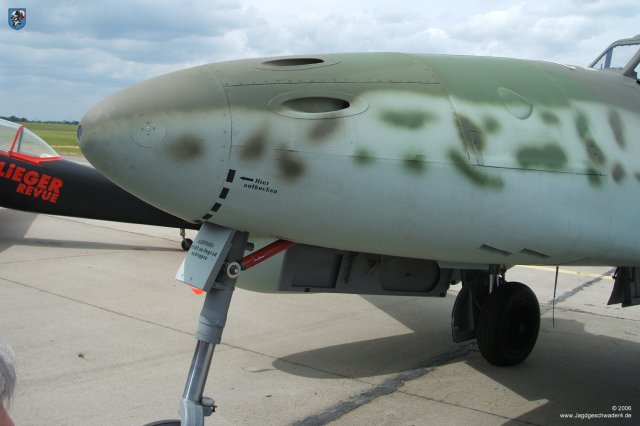 0005_ILA_Berlin_2006_Messerschmitt_Me_262_B-1a_WNr_501244_Bugspitze_Schwalbe_Nachbau