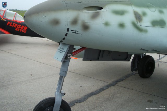 0006_ILA_Berlin_2006_Messerschmitt_Me_262_B-1a_WNr_501244_Federbein_Bugradklappe