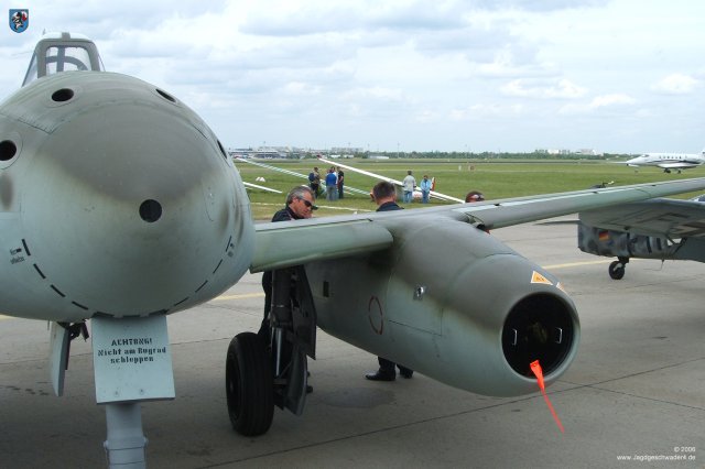 0008_ILA_Berlin_2006_Messerschmitt_Me_262_B-1a_WNr_501244_Spitze_und_Triebwerk