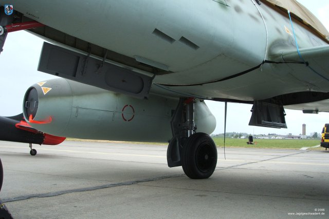 0011_ILA_Berlin_2006_Messerschmitt_Me_262_B-1a_WNr_501244_Rollwerk_Hauptfahrwerk_Felge_Laufrad_Abdeckklappen