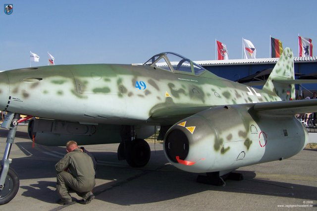 0002_ILA_Berlin_2008_Messerschmitt_Me_262_B-1a_WNr_501244_vor_Ausstellungshallen