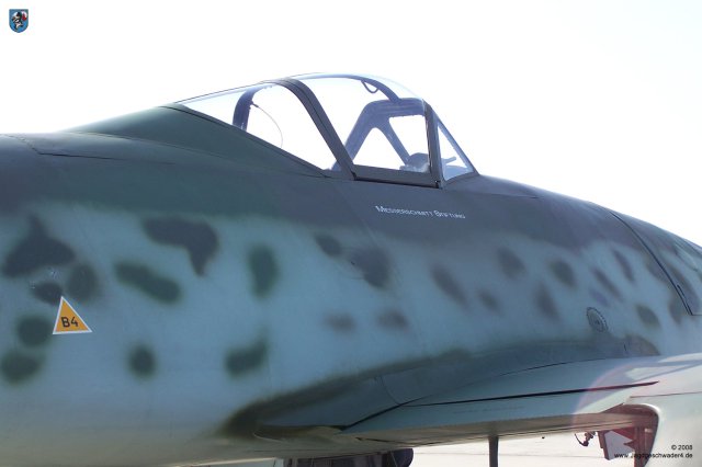 0007_ILA_Berlin_2008_Messerschmitt_Me_262_B-1a_WNr_501244_Windschutzaufbau_innere_Landeklappe