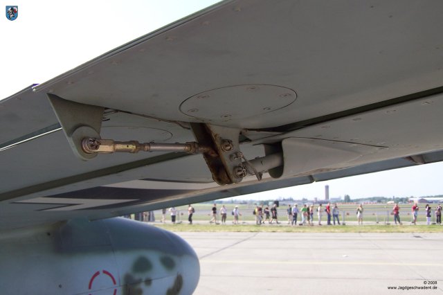 0008_ILA_Berlin_2008_Messerschmitt_Me_262_B-1a_WNr_501244_Steuerung_Querruder_Flettnerruder_rechts