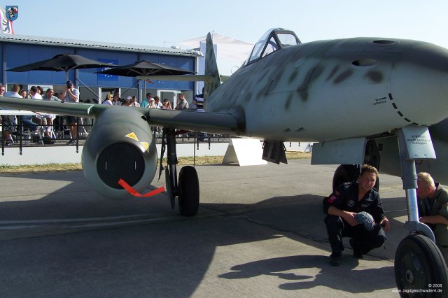 0010_ILA_Berlin_2008_Messerschmitt_Me_262_B-1a_WNr_501244_Fluegeluebergang_rechts