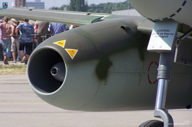 0012_ILA_Berlin_2008_Messerschmitt_Me_262_B-1a_WNr_501244_Federbein_Bugrollwerk_Triebwerk