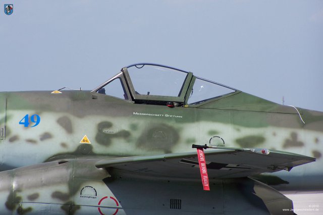 0002_ILA_Berlin_2010_Messerschmitt_Me_262_B-1a_WNr_501244_Tragflaeche_Triebwerk_Rumpfmittelteil_Kabine_Flugzeugfuehrer