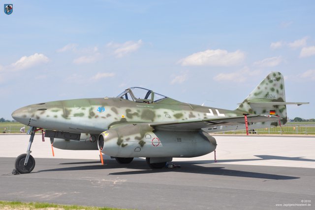 0003_ILA_Berlin_2010_Messerschmitt_Me_262_B-1a_WNr_501244_Schwalbe_Seitenansicht_Sonnenschein_Vorfeld