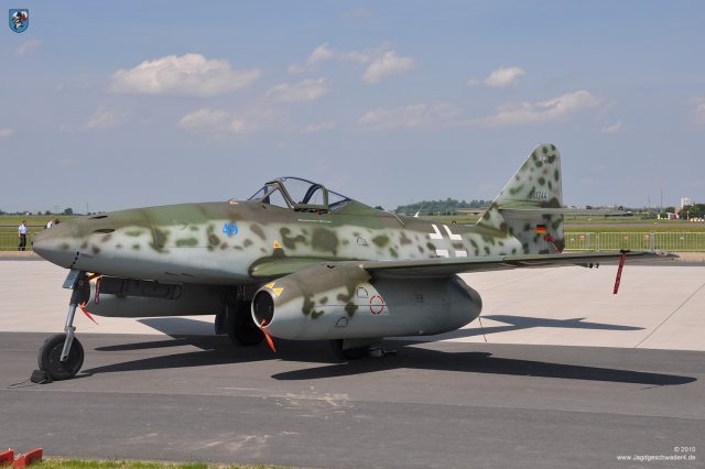 0004_ILA_Berlin_2010_Messerschmitt_Me_262_B-1a_WNr_501244_Schwalbe_Seitenansicht_Sonnenschein_Vorfeld_Me_262_A-1