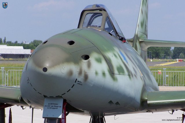 0008_ILA_Berlin_2010_Messerschmitt_Me_262_B-1a_WNr_501244_Rumpf_Muendungen_Bordkanonen