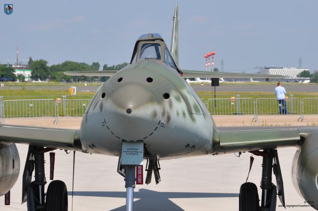 0009_ILA_Berlin_2010_Messerschmitt_Me_262_B-1a_WNr_501244_Rumpf_Spitze_Muendungen_Bordkanonen