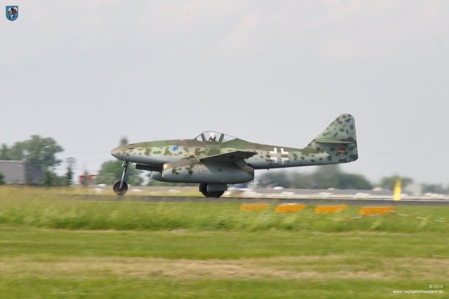 0017_ILA_Berlin_2010_Messerschmitt_Me_262_B-1a_WNr_501244_Start-_Landebahn_Flugvorfuehrung