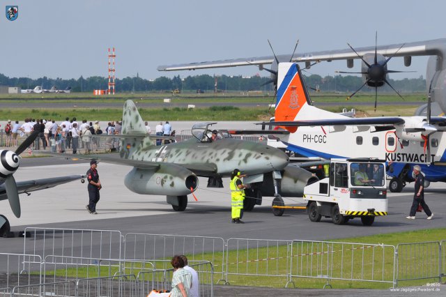 0018_ILA_Berlin_2010_Messerschmitt_Me_262_B-1a_WNr_501244_Schleppverfahren_Bf_109