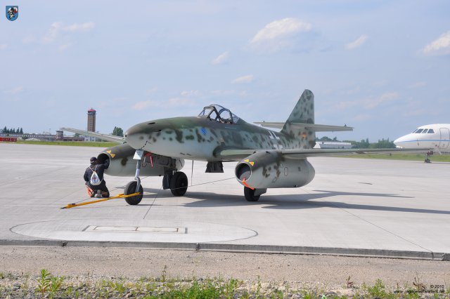 0019_ILA_Berlin_2010_Messerschmitt_Me_262_B-1a_WNr_501244_Rollfeld_Ansicht_Sonnenschein