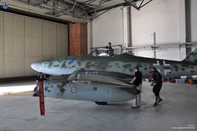 0020_ILA_Berlin_2010_Messerschmitt_Me_262_B-1a_WNr_501244_Randkappe_Vorfluegel_Positionsleuchte_Wartung_Arbeiten