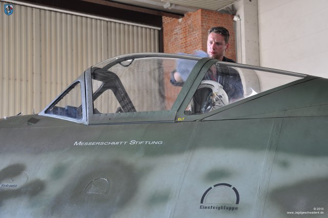 0021_ILA_Berlin_2010_Messerschmitt_Me_262_B-1a_WNr_501244_Windschutzaufbau_auf_Rumpfmittelteil_Reinigung