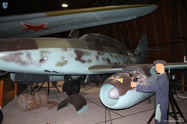 0001_Prag-Kbely_Me_262_B-1a_Avia_CS_92_Trainer_Doppelsitzer