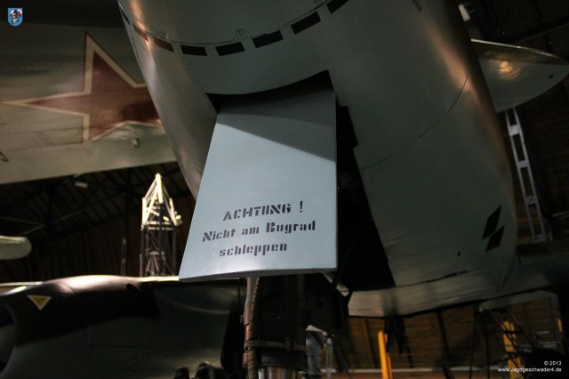 0012_Prag-Kbely_Me_262_B-1a_Avia_CS_92_Klappe_Achtung_Nicht_am_Bugrad_schleppen_Aufschrift