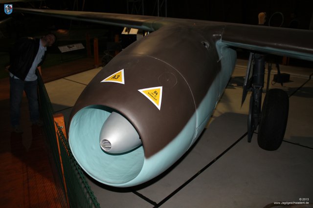 0013_Prag-Kbely_Me_262_B-1a_Avia_CS_92_rechtes_Jumo_004B-1_Triebwerk