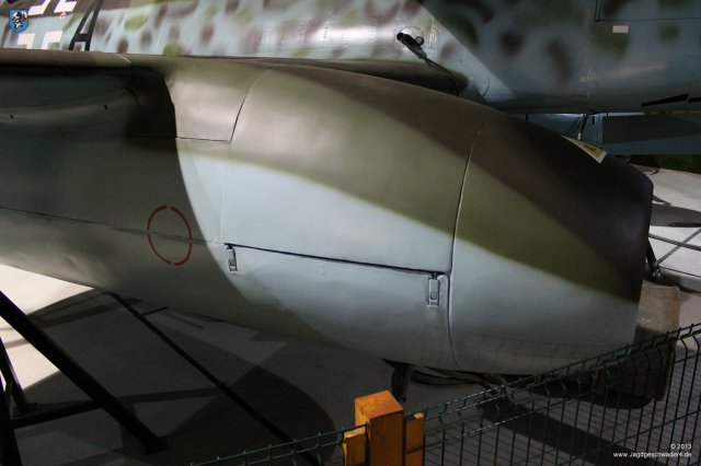 0015_Prag-Kbely_Me_262_B-1a_Avia_CS_92_Verkleidung_Strahltriebwerk_rechts