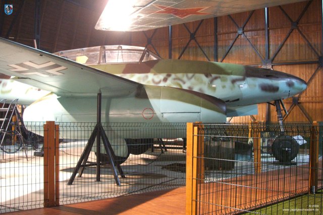0020_Prag-Kbely_Me_262_B-1a_Avia_CS_92_Profil_Aufbocken_Tragflaeche
