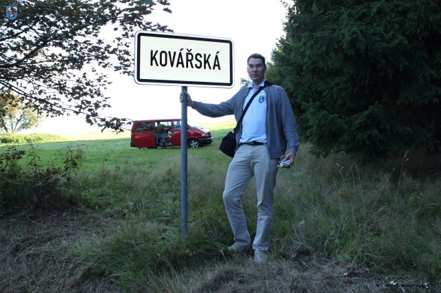 0006_Kovarska_Veteranentreffen_2012_Bendwick_am_Ortseingangsschild_Kovarska
