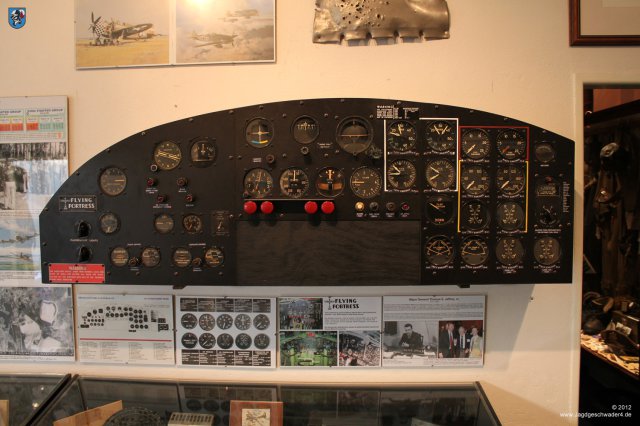 0011_Kovarska_Veteranentreffen_2012_Cockpit_Boeing_B-17