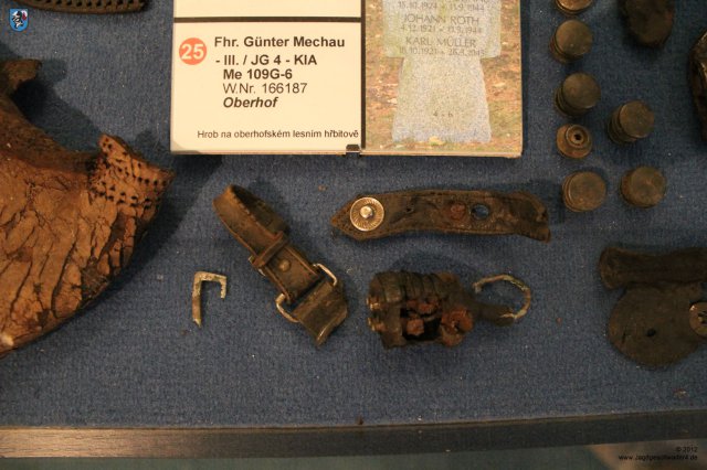 0021_Kovarska_Veteranentreffen_2012_Bodenfund_Armband_eines_JG4-Piloten