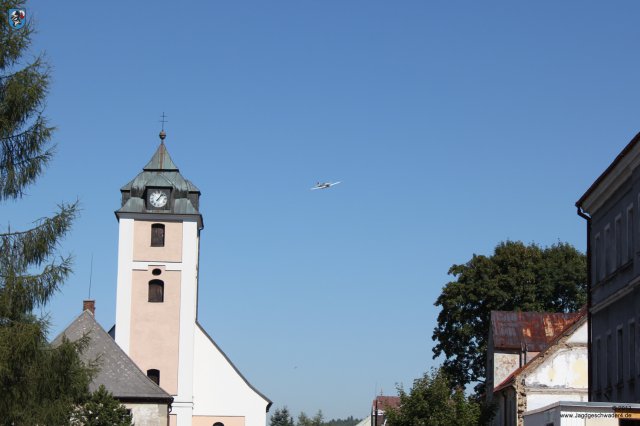 0022_Kovarska_Veteranentreffen_2013_Flieger_Kirchturm_Ortsmitte