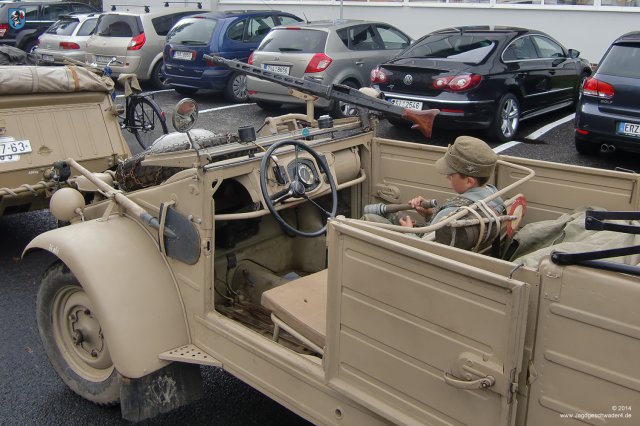 0013_JG4-Treffen_Kovarska_2014_Junge_mit_Handgranate