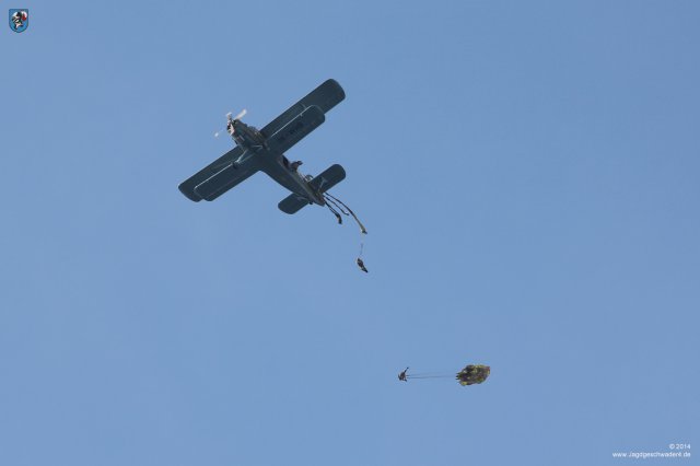 0022_JG4-Treffen_Kovarska_2014_Antonow_An2_Absprung_Fallschirmspringer