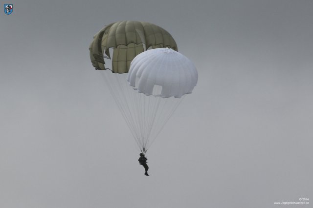 0026_JG4-Treffen_Kovarska_2014_Fallschirm_und_geoeffneter_Reserveschirm