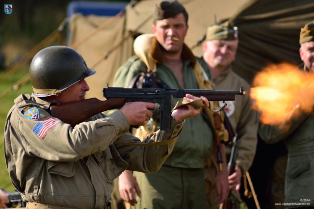 0048_JG4-Treffen_Kovarska_2014_Thompson_Maschinenpistole_Muendungsfeuer