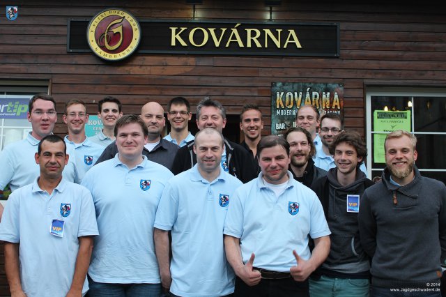 0056_JG4-Treffen_Kovarska_2014_Mitglieder_vor_24-Stunden-Bar