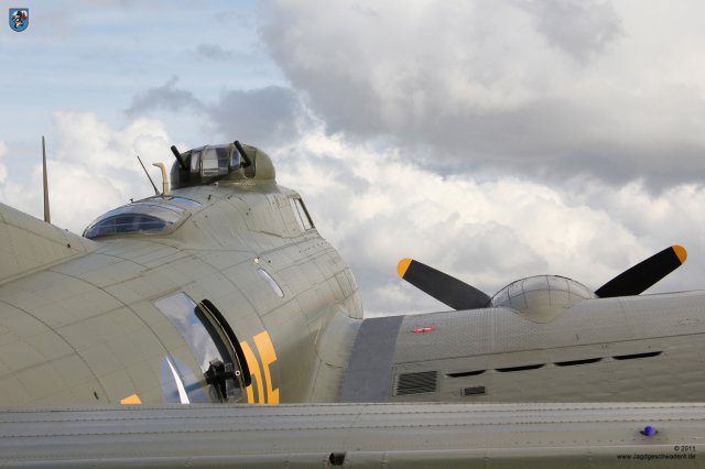 0002_Flying_Legends_2011_Boeing_B-17_Sally_B