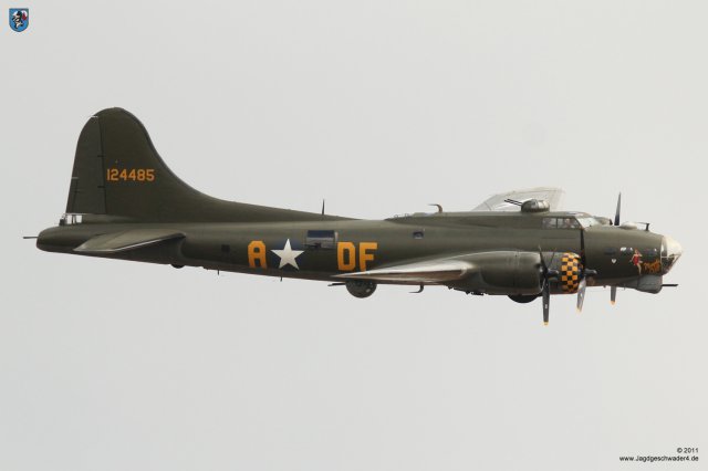 0010_Flying_Legends_2011_Boeing_B-17_Sally_B