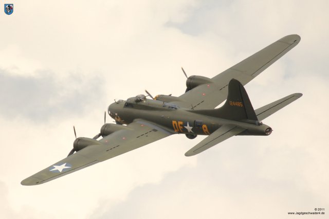 0011_Flying_Legends_2011_Boeing_B-17_Sally_B