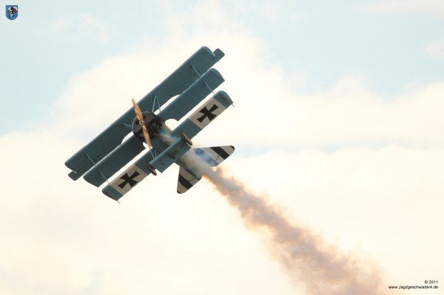 0045_Flying_Legends_2011_Fokker_DR1_Dreidecker_403-17_G-CDXR