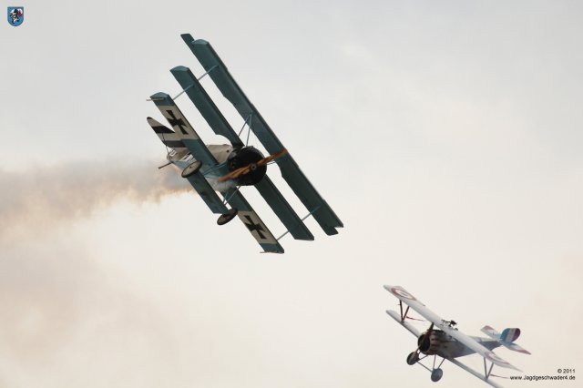 0046_Flying_Legends_2011_Fokker_DR1_Dreidecker_403-17_G-CDXR_und_Nieuport_17_N1977-8