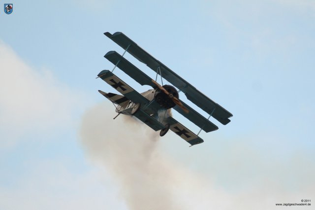 0047_Flying_Legends_2011_Fokker_DR1_Dreidecker_403-17_G-CDXR