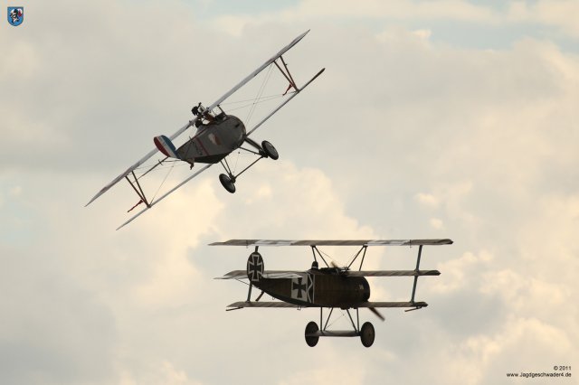 0048_Flying_Legends_2011_Nieuport_17_N1977-8_und_Fokker_DR1_Dreidecker_403-17_G-CDXR